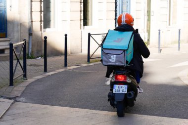Bordeaux, Aquitaine / Fransa - 11 11 11 2020: Skuter teslimatı şehir caddesinde