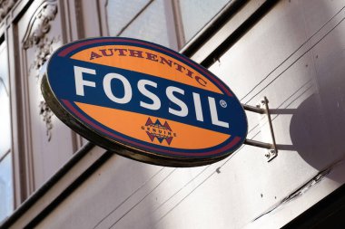 Bordeaux, Aquitaine / Fransa - 11 21 2020: Fosil işareti ve metin logosu mağazanın önünde moda kıyafetleri ve saat aksesuarları dükkanı