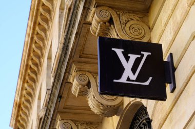 Bordeaux, Aquitaine France - 11 21 2020: Louis Vuitton logosu ve mağaza lüks moda dükkanının imzası