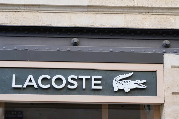 Burdeos Aquitania Francia 2020 Logotipo Cocodrilo Lacoste Cartel Texto Tienda — Foto de Stock