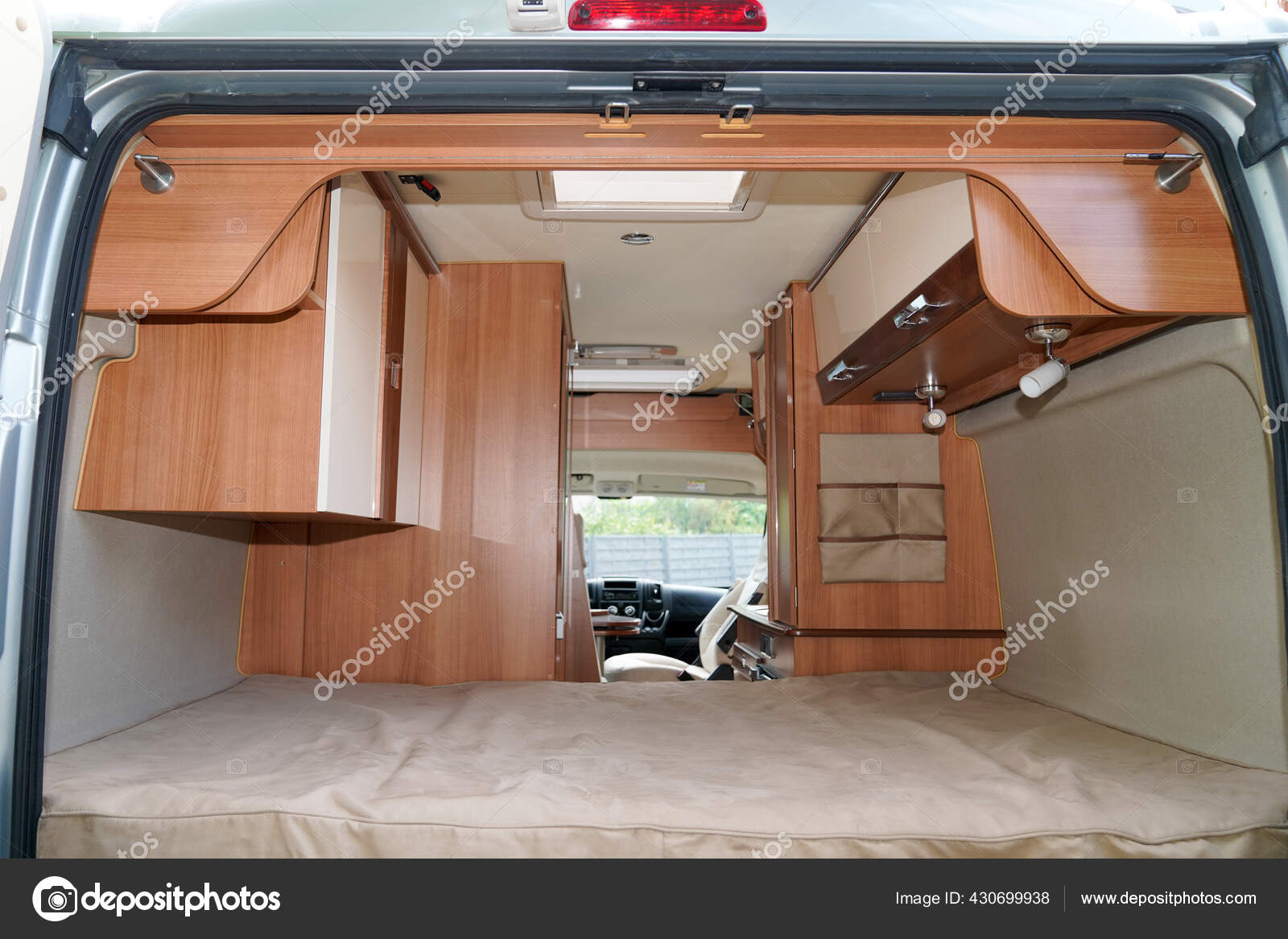 Intérieur Chambre Moderne Vanlife Camping Car Avec Équipement Luxe