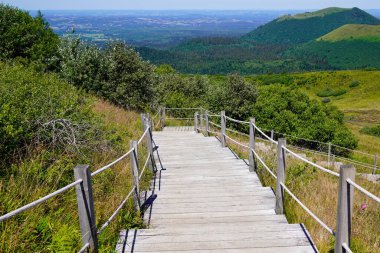 Auvergne Fransa 'daki Puy de Dome yanardağında yürüyüş ve Pariou' ya erişim için doğa merdivenleri.