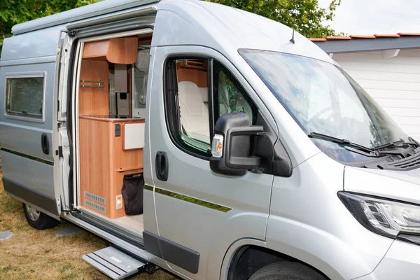 Autocaravana Gris Autocaravana Estacionado Puerta Abierta Para Noche — Foto de Stock