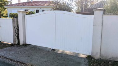 modern beyaz kapı alüminyum kapı bıçaklı banliyö evi