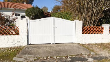 beyaz çift kapılı alüminyum kapı banliyö evinin kapısı.