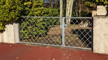 Sokak banliyösü. Gri, eski, antika metal ev kapısı.