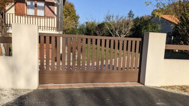 Banliyöde kahverengi, çelik, alüminyum ev bahçe kapısı kapısı.