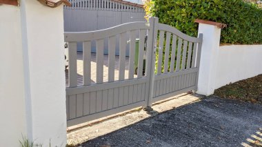 Banliyö evinin alüminyum çelik, koyu kahverengi kapısı.