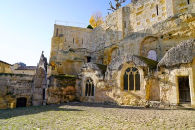 Bordeaux Fransa 'daki Kilise Monolitik Saint-Emilion Köyü manzarası