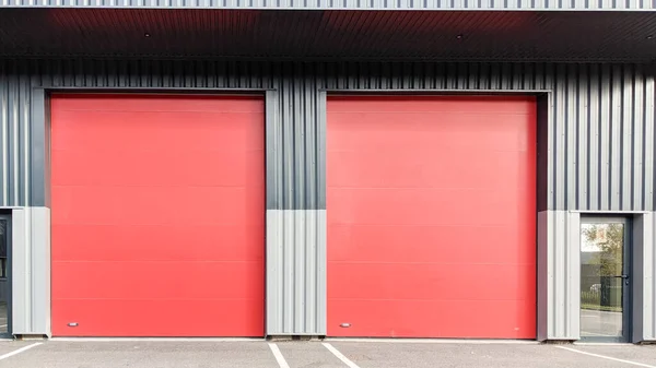 Grijs Pakhuisgebouw Met Twee Industriële Rode Deuren — Stockfoto