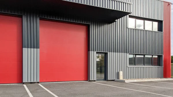 Современная Промышленная Установка Двумя Красными Дверьми — стоковое фото