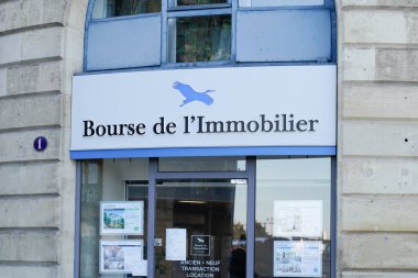 Bordeaux, Aquitaine France - 12 01 2020: bourse de l 'immobilier imzalı metin ve logo Fransa' daki emlak acentesi broker ofis mağazasının önünde