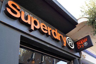 Bordeaux, Aquitaine France - 12 01 2020: İngiliz moda firması için süper kuru logo ve turuncu tabela metni