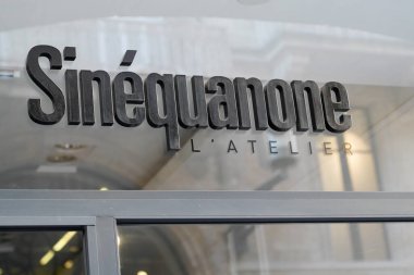 Bordeaux, Aquitaine France - 12 01 2020: Sinequanone logosu ve vitrinlerin önündeki metin işareti lüks moda perakendecisi