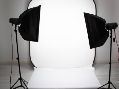 Beyaz kurgu fotoğrafçısı modern fotoğraf stüdyosu profesyonel ışık ekipmanlarıyla
