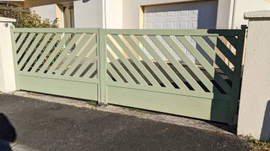 Modern yeşil kapı ve emlak evinin çelik giriş kapısı