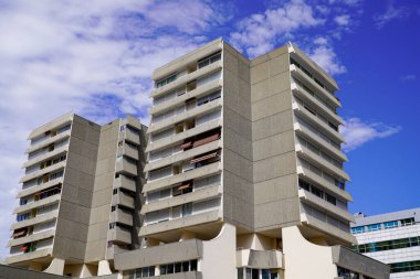 Şehir merkezindeki modern bina konut ve iş merkezi ofisi için.