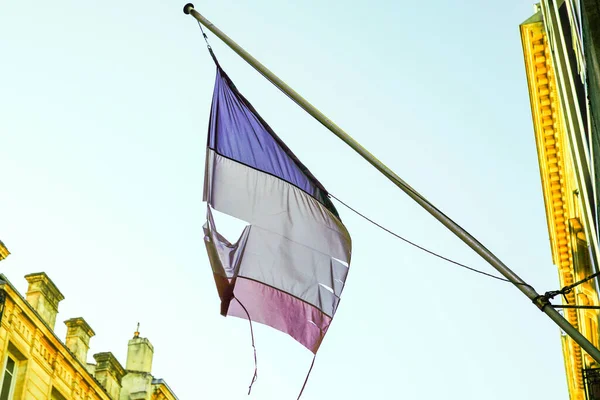 Fransız Bayrağı Fransa Nın Soluk Mavi Kırmızı Rengini Bina Üzerine — Stok fotoğraf