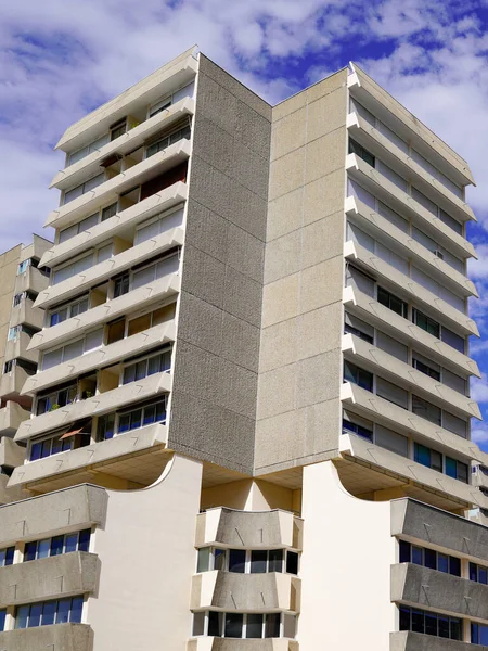 Edificio Apartamentos Día Soleado Con Cielo Azul Nublado — Foto de Stock