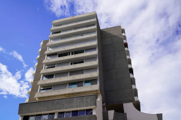 Fachada Edifício Cidade Dia Ensolarado Com Céu Azul Nublado — Fotografia de Stock