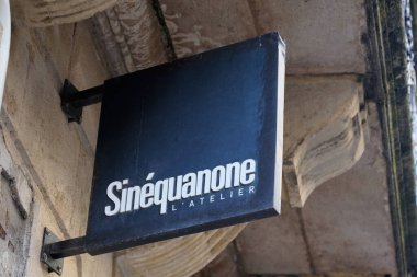 Bordeaux, Aquitaine France - 12 09 2020: Sinequanone logosu ve butik lüks moda perakendecisi markasının önündeki yazı