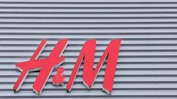 法国阿基坦 波尔多 2020 M标志和文字签名在H M零售店服装店前面 — 图库照片