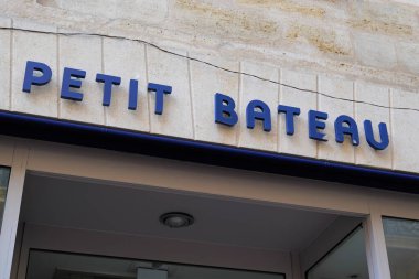 Bordeaux, Aquitaine France - 12 12 2020: petit bateau logosu ve sokak manzaralı çocuk giyim mağazasının önünde metin imzala