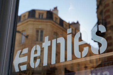 Bordeaux, Aquitaine France - 12 12 2020: etnies mağaza logosu ve metin işareti