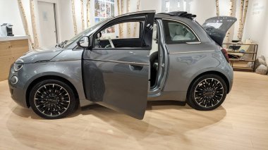 Bordeaux, Aquitaine France - 12.2020: Fiat 500e modeli galeri galerisi 500 elektrikli araç galerisinde