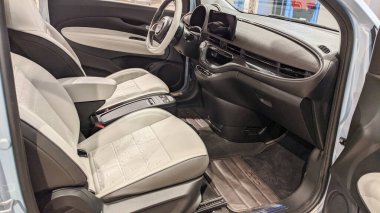 Bordeaux, Aquitaine France - 12.2020: Fiat 500e araç 500 koltuklu yeni modern elektrikli araç kapısı açık