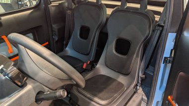 Bordeaux, Aquitaine France - 12 12 2020: Ami elektrikli otomobil Citroen mini aracın iki koltuğu