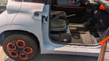 Bordeaux, Aquitaine France - 12 12 2020: Citroen Ami elektrikli araba modern yeni aracın iç görünümü