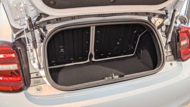 Bordeaux, Aquitaine France - 12 12 2020: Fiat 500e yeni modern elektrikli araç bagajı 500