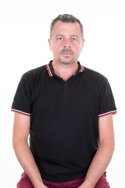 Gerçekten yakışıklı bir adam portresi beyaz arkaplandan kameraya bakıyor.