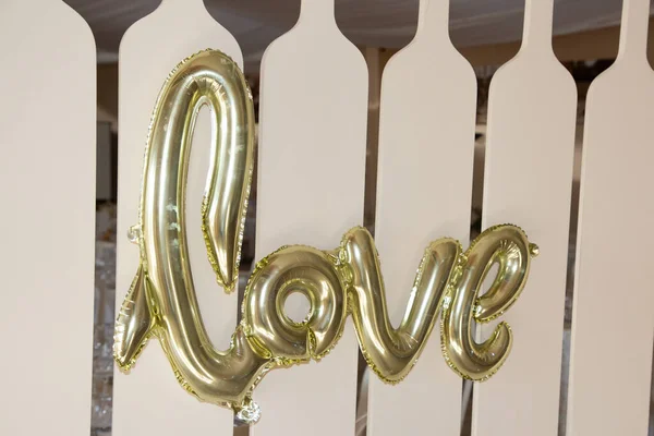 Milostné Slovo Text Zlatého Nafukovací Balón Pozadí Zdi Konceptu Romantiky — Stock fotografie