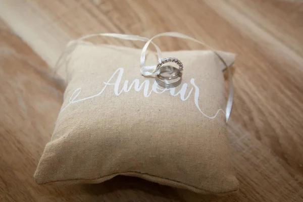 Alliances Sur Petit Coussin Oreiller Marron Naturel Avec Ruban Texte — Photo