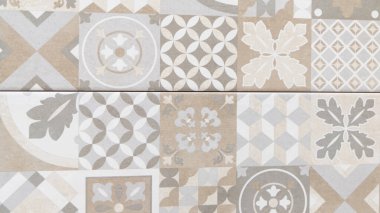 Klasik sanat çiçekleri arka plan olarak yamalı duvar kâğıdı tasarımında antika çiçeksiz desen