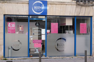 Bordeaux, Aquitaine France - 12: 15: 2020: Pencerenin önündeki vücut dakikası logosu ve metin işareti Modern kadınların mağaza salonundaki güzellik salonu butiği
