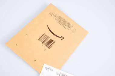 Bordeaux, Aquitaine France - 12: 15 2020 Amazon logosu teslimat zarfı kahverengi karton üzerinde gülümseyen işaret oku ile