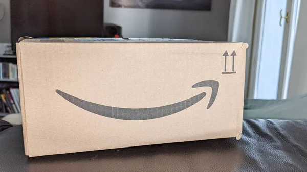 Бордо Аквитания Франция 2020 Amazon Доставить Логотип Знак Стрелки Улыбаясь — стоковое фото