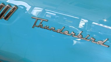 Bordeaux, Aquitaine France - 12: 15: 2020: Ford Thunderbird logosu ve 50 'li yılların modası geçmiş lüks otomobilinin yanında metin imzası