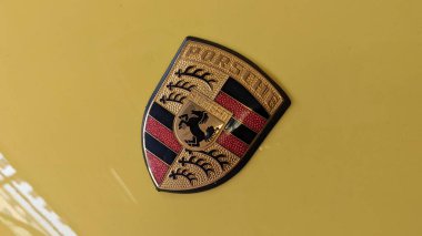 Bordeaux, Aquitaine France - 20 15 2020: Porsche logosu ve klasik arabanın önünde yazı