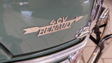 Bordeaux, Aquitaine France - 20 15 2020: Renault 4CV logosu mavi yeşil antika arabanın önü