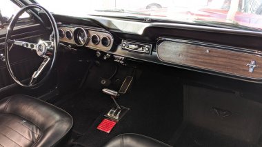 Bordeaux, Aquitaine France - 20 15 2020: Ford Mustang Klasik araba.