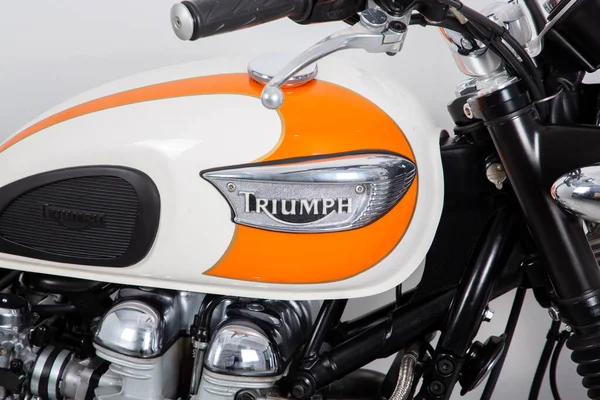 法国阿基坦波尔多 2020 白色橙色T100 Bonneville复古摩托车上胜利标志和文字品牌 — 图库照片