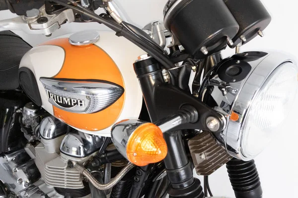 Бордо Aquitaine France 2020 Triumph Orange White Tank Brand Text — стоковое фото