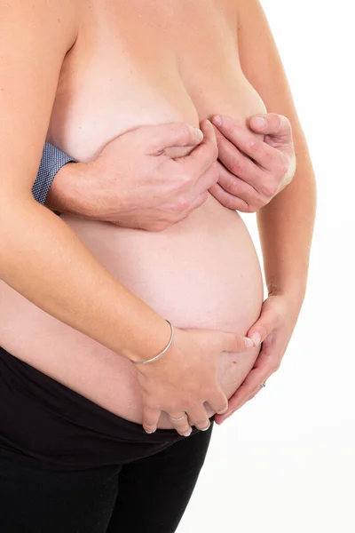 妊娠中の女性と男の手で胸トップレスおなか — ストック写真