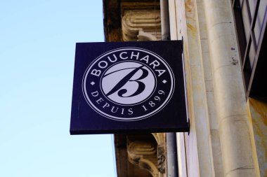 Bordeaux, Aquitaine France - 12 25 2020: Bouchara logosu ve ev tekstil dekorasyonunun mağaza moda imalatının simgesi