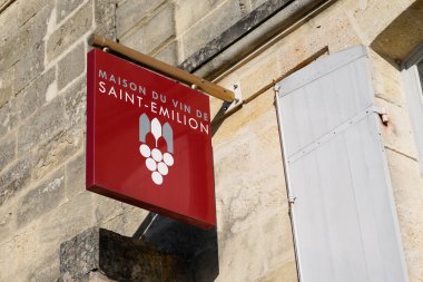 Bordeaux, Aquitaine France - 12 28 2020: Saint-Emilion maison du vin logo ve metin işareti