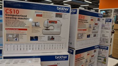 Bordeaux, Aquitaine France - 12 28 2020: Kardeş dikiş makinesi logosu ve yeni model cs10 bilgisayar üzerindeki metin imzası